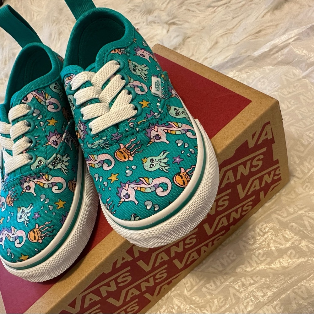 Vans toddler Blue and White Sneakers Classic Low-Top brand new never worn in box